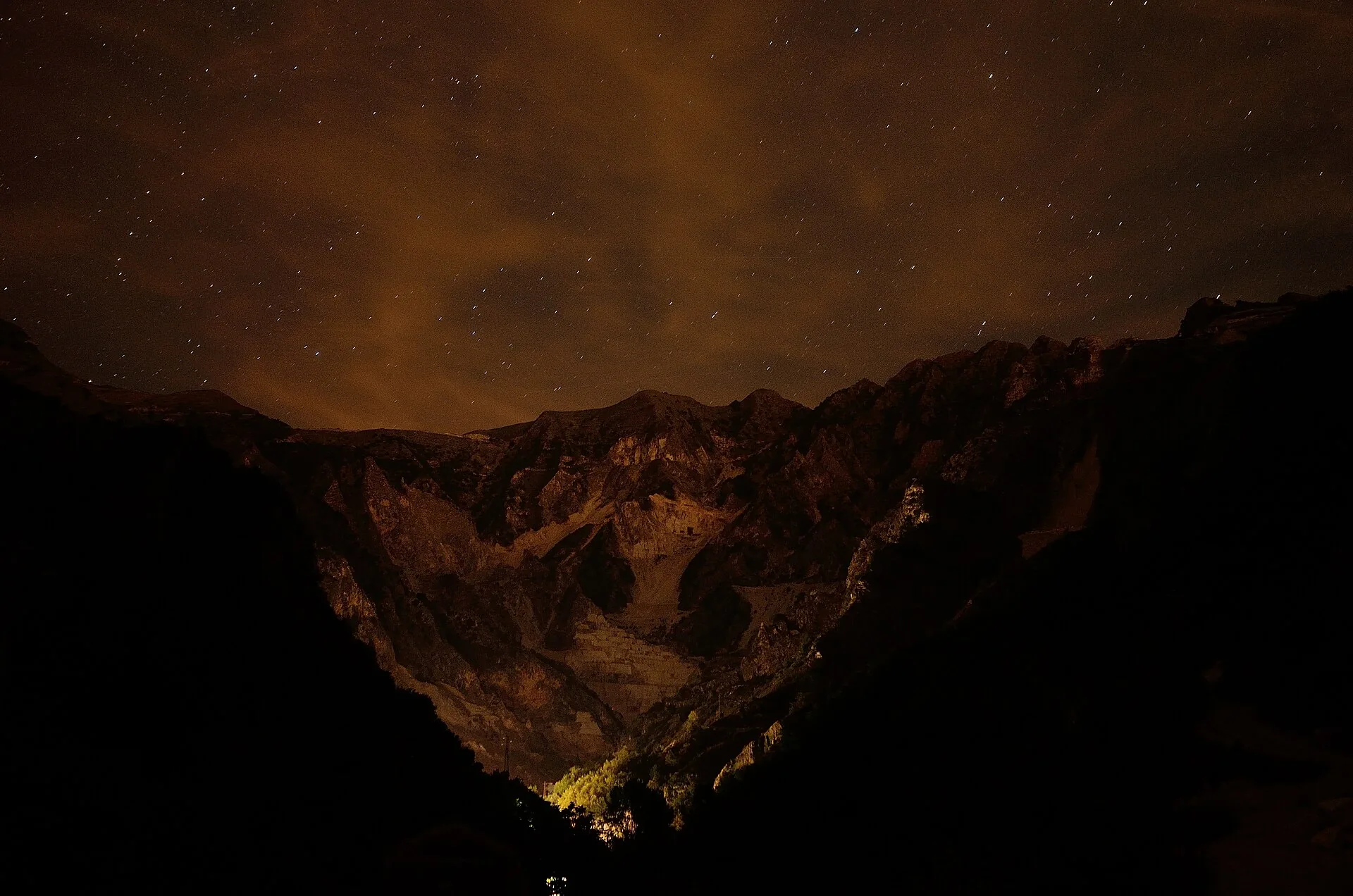 Le cave di marmo delle Alpi Apuane, con le pareti bianche della montagna scavata