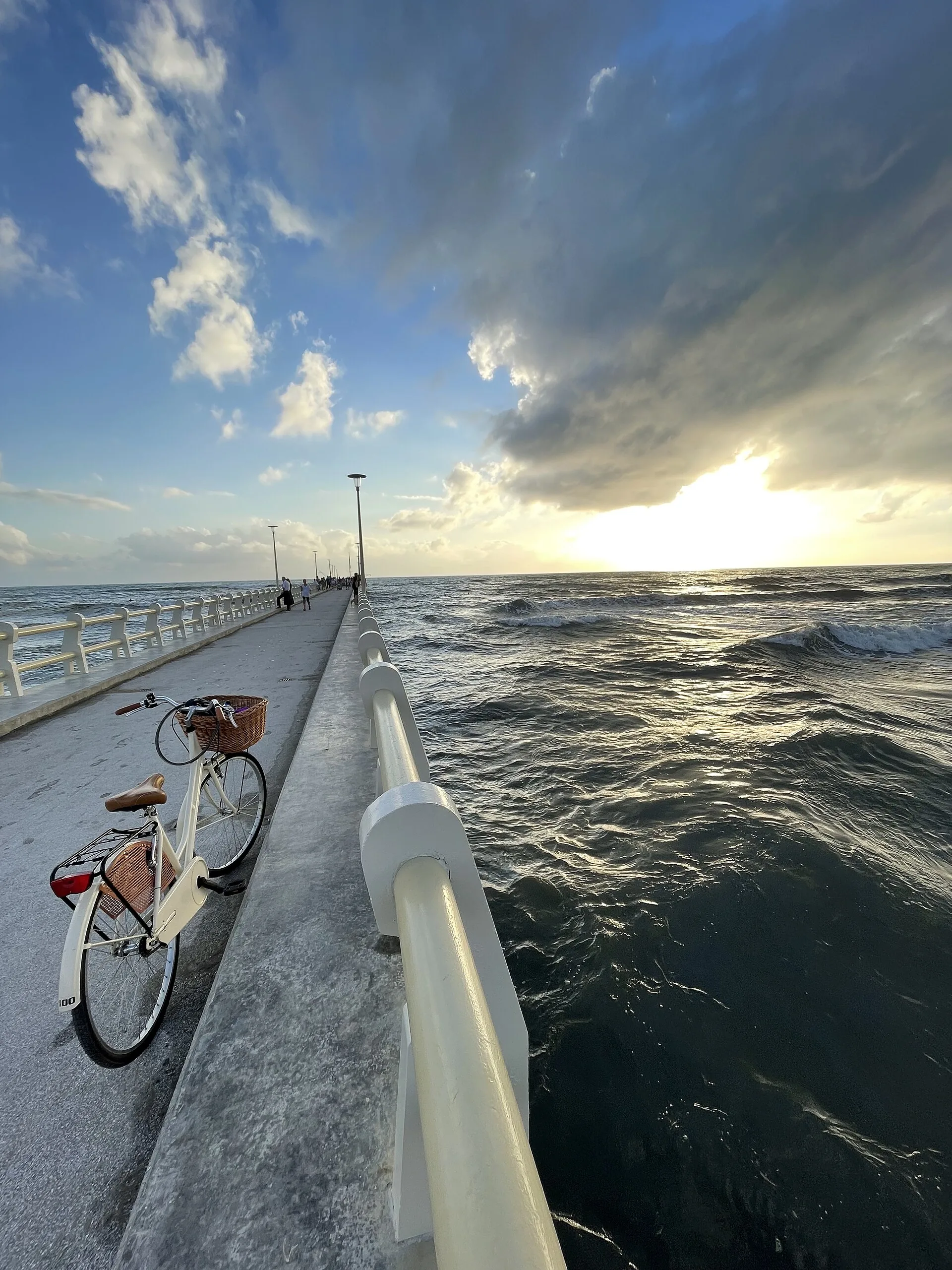 Bicicletta parcheggiata sul pontile di Forte dei Marmi al tramonto, un modo tipico per muoversi in Versilia