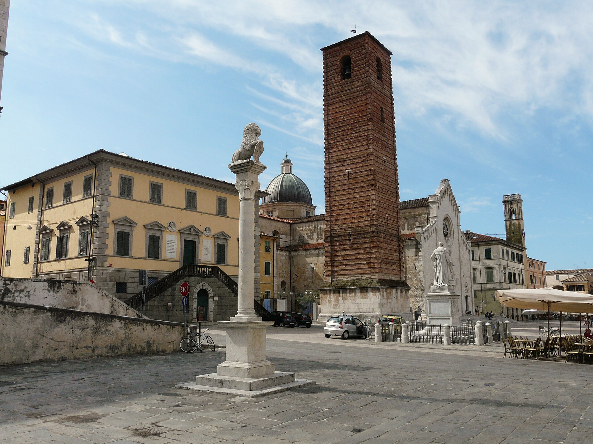 Piazza del Duomo a Pietrasanta con la torre campanaria e la colonna con il leone marzocco